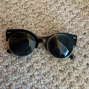 Black round sunglasses never been worn